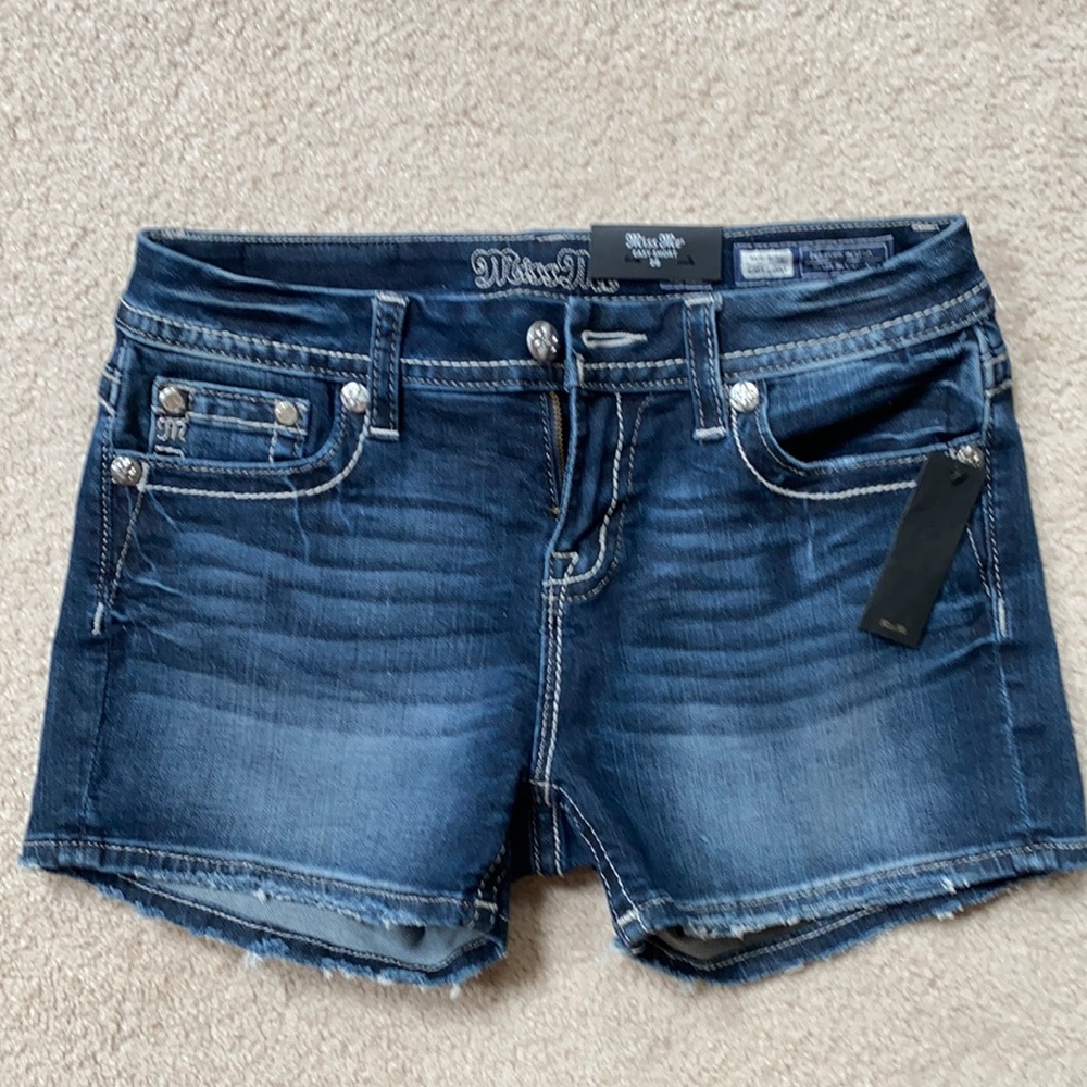 Miss Me easy short mid rise size 28